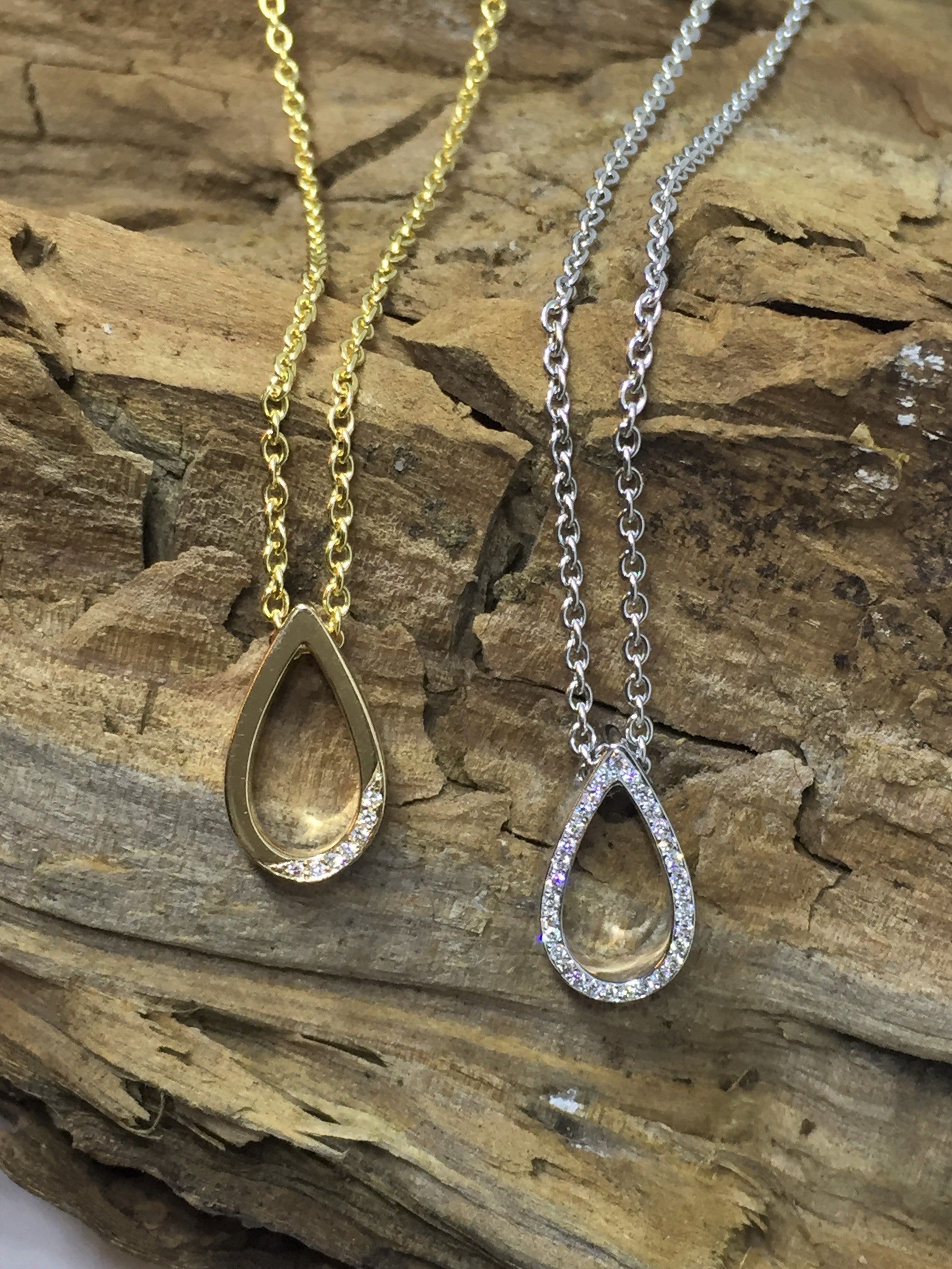 Elegant Hvid Lind Halskæde med Dråbevedhæng i Guld