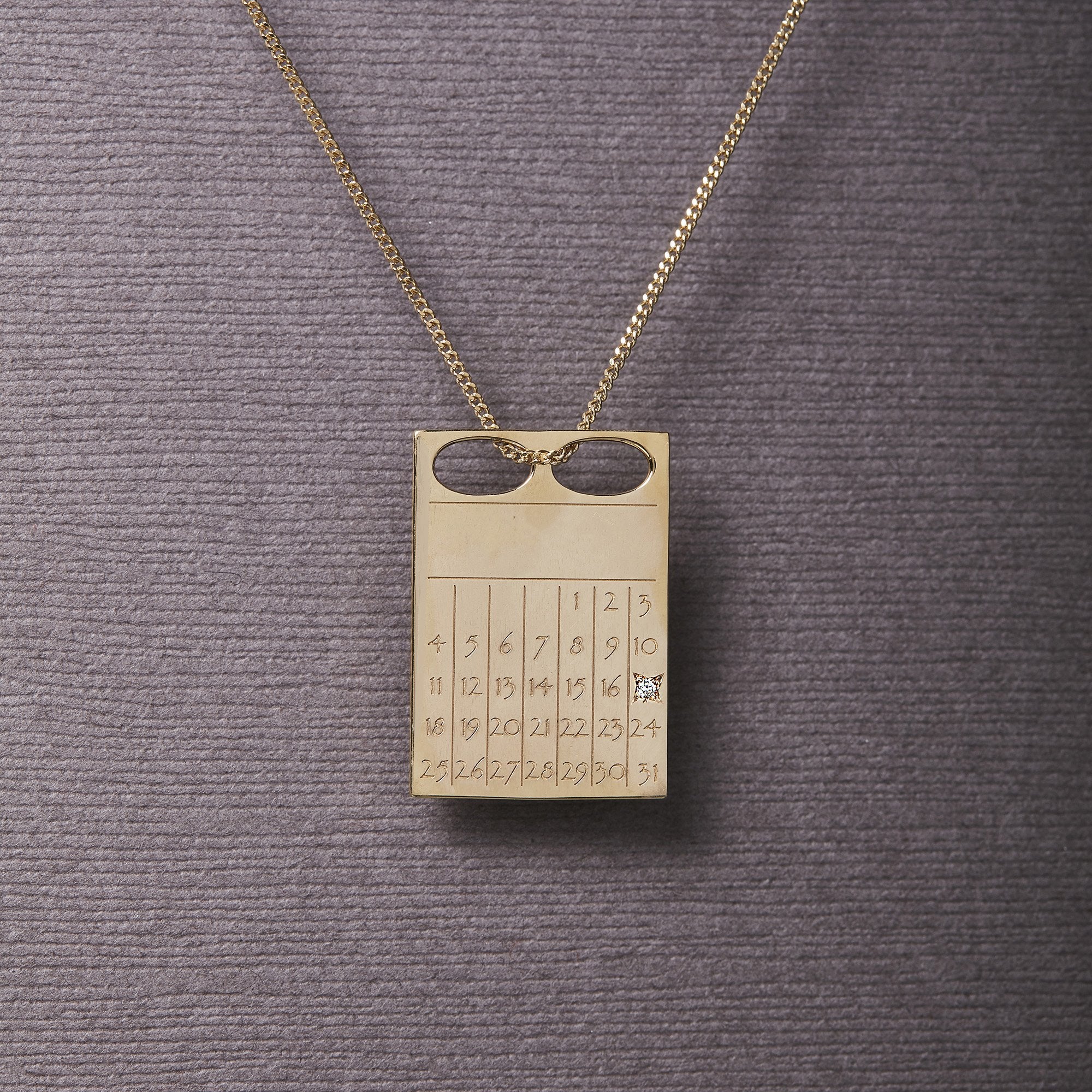Unikt Dateplate Vedhæng Halskæde i Guld med Diamant
